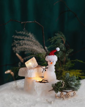 Foto de Pequeño muñeco de nieve divertido con hoguera en bosque de cuento de hadas - Imagen libre de derechos