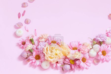 Foto de Hermosas flores sobre fondo rosa - Imagen libre de derechos