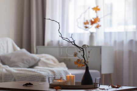 Téléchargez les photos : Décor d'automne dans une chambre moderne blanche confortable - en image libre de droit