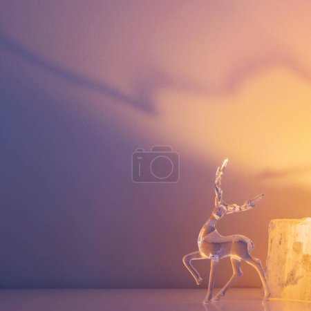 Foto de Figura de cristal de un ciervo sobre un fondo claro - Imagen libre de derechos