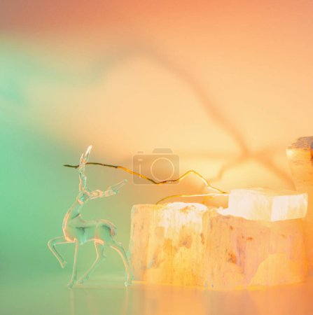 Téléchargez les photos : Figurine en verre d'un cerf sur un fond clair - en image libre de droit