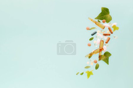 Téléchargez les photos : Médicaments à base d'ingrédients naturels avec des feuilles sur fond vert - en image libre de droit
