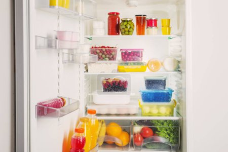 Téléchargez les photos : Réfrigérateur avec différents aliments sains - en image libre de droit