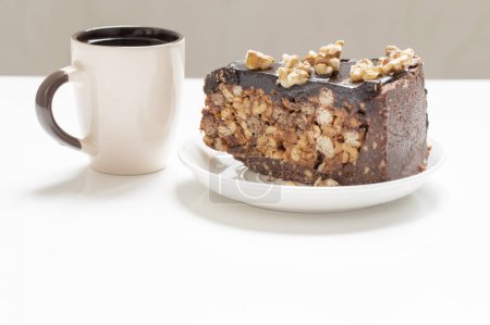 Téléchargez les photos : Tasse de café et morceau de gâteau sur la table blanche - en image libre de droit