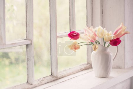 Téléchargez les photos : Belles tulipes dans un vase sur le rebord de la fenêtre blanche - en image libre de droit