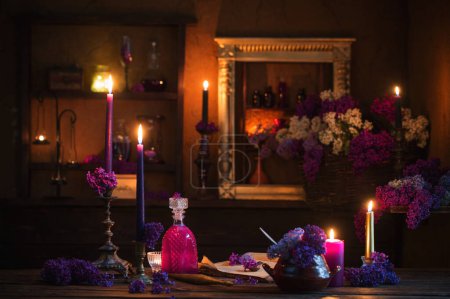 Foto de Poción mágica de flores de lila en la casa de la bruja - Imagen libre de derechos