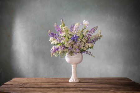 Téléchargez les photos : Bouquet d'été en vase blanc sur fond gris - en image libre de droit