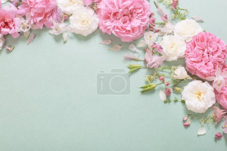 Foto de Rosas rosadas y blancas sobre fondo de papel - Imagen libre de derechos