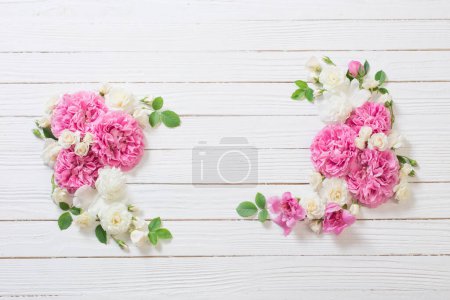 Téléchargez les photos : Roses roses et blanches sur fond bois blanc - en image libre de droit