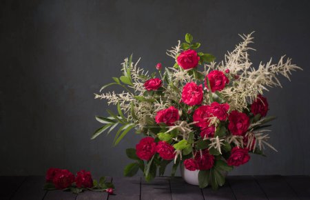 Téléchargez les photos : Bouquet de roses rouges sur fond mur noir - en image libre de droit