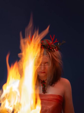 Foto de Yong bruja con fuego en la noche - Imagen libre de derechos