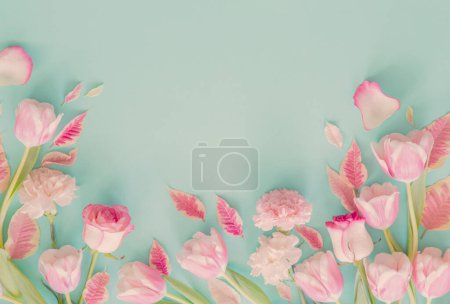 Téléchargez les photos : Belles fleurs roses de printemps sur fond bleu - en image libre de droit