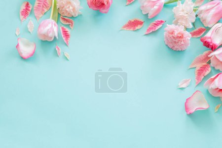 Foto de Hermosas flores rosadas de primavera sobre fondo azul - Imagen libre de derechos