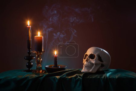 Téléchargez les photos : Bougies étincelantes et brûlantes avec décor d'Halloween sur fond sombre - en image libre de droit