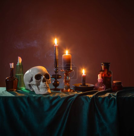 Téléchargez les photos : Bougies étincelantes et brûlantes avec décor d'Halloween sur fond sombre - en image libre de droit