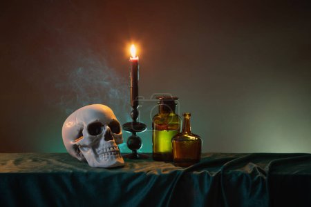 Foto de Scull y velas encendidas con decoración de halloween sobre fondo oscuro - Imagen libre de derechos