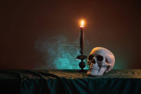 Foto de Scull y velas encendidas con decoración de halloween sobre fondo oscuro - Imagen libre de derechos