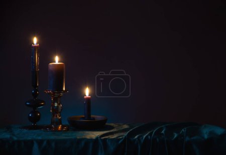 Foto de Velas ardientes sobre fondo oscuro - Imagen libre de derechos
