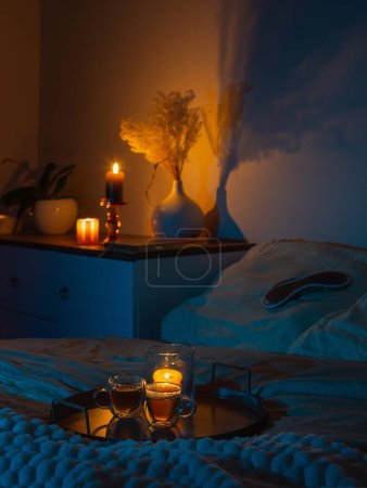 Foto de Taza de té en el dormitorio por la noche - Imagen libre de derechos