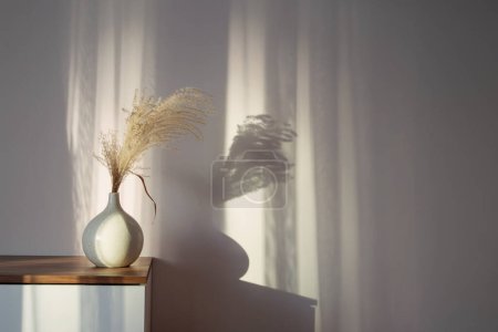Téléchargez les photos : Plantes ornementales céréalières sèches en vase sur fond blanc mur - en image libre de droit