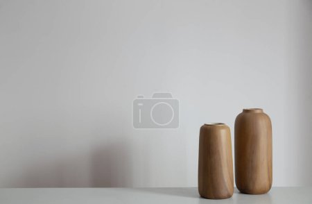 Foto de Dos jarrones modernos en la pared blanca de fondo - Imagen libre de derechos