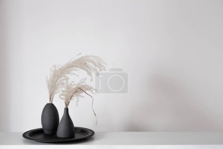 Foto de Decoración del hogar mínima con jarrones modernos en la pared de fondo blanco - Imagen libre de derechos