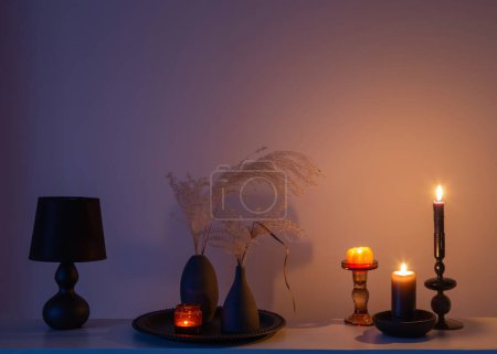 Foto de Decoración casera con flores secas y velas encendidas - Imagen libre de derechos