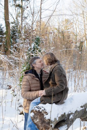 Foto de Feliz pareja en invierno nevado parque - Imagen libre de derechos