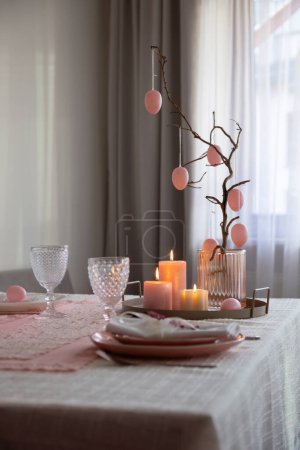 Foto de Pascua rosa decoración vintage en casa - Imagen libre de derechos
