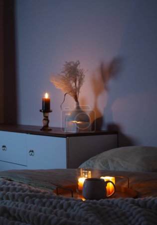 Téléchargez les photos : Tasse de thé dans la chambre la nuit - en image libre de droit