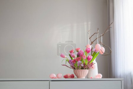 Téléchargez les photos : Décoration de Pâques à la maison dans les couleurs rose et blanc - en image libre de droit