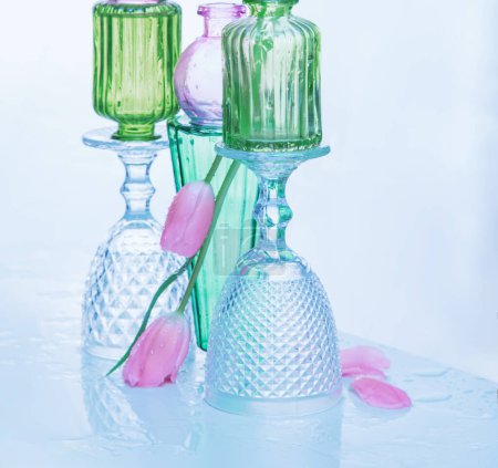 Téléchargez les photos : Fleurs de printemps dans des vases en verre avec des gouttes d'eau - en image libre de droit