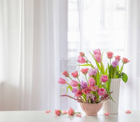 Téléchargez les photos : Fleurs rose printemps sur fond fenêtre - en image libre de droit