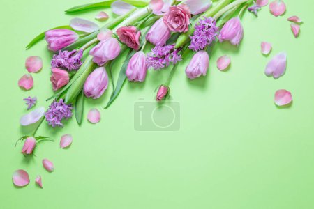 Foto de Flores de primavera sobre fondo de papel verde - Imagen libre de derechos