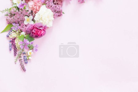 Foto de Hermosas flores de verano sobre fondo de papel rosa - Imagen libre de derechos