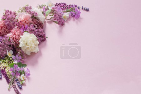 Foto de Hermosas flores de verano sobre fondo de papel rosa - Imagen libre de derechos
