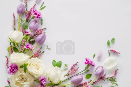 Foto de Marco de hermosas flores sobre fondo blanco - Imagen libre de derechos