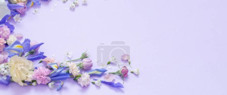 Foto de Hermosas flores de primavera sobre fondo de papel - Imagen libre de derechos