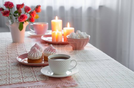 Foto de Taza de café con postre y rosas en la mesa - Imagen libre de derechos