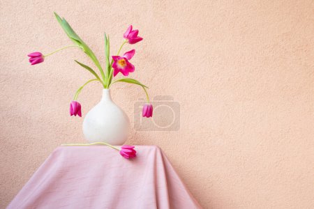Téléchargez les photos : Tulipes dans un vase sur la table sur le mur de fond - en image libre de droit