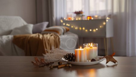 Téléchargez les photos : Décor d'automne et d'hiver avec des bougies allumées - en image libre de droit
