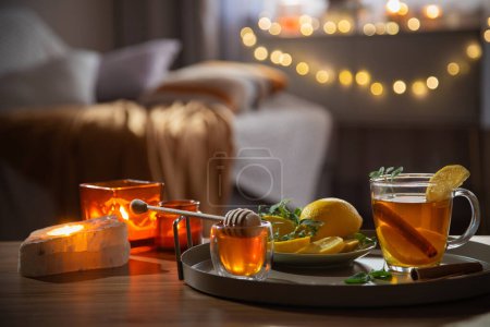 Foto de Taza de té con limón y miel en la mesa de madera en casa - Imagen libre de derechos