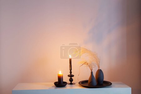 Foto de Decoración casera con flores secas y velas encendidas - Imagen libre de derechos