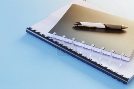 Téléchargez les photos : Concept d'entreprise avec cahiers et stylo sur fond bleu - en image libre de droit