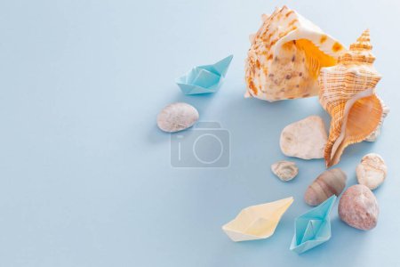 Foto de Fondo marino de verano con barcos de papel, piedras y concha - Imagen libre de derechos