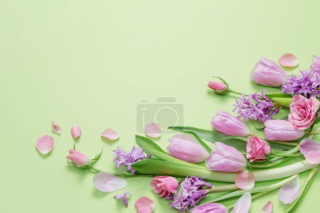 Foto de Flores de primavera sobre fondo de papel verde - Imagen libre de derechos