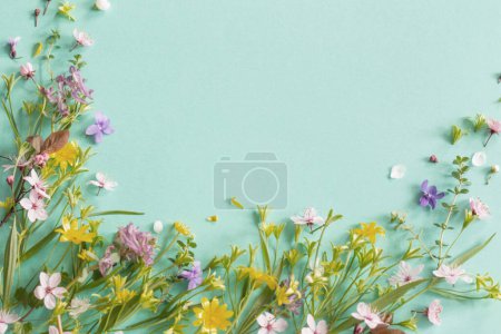 Foto de Flores silvestres de primavera sobre fondo de papel - Imagen libre de derechos