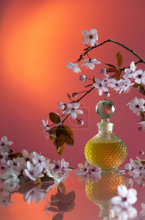 Foto de Botella vintage de perfume con flores de primavera - Imagen libre de derechos