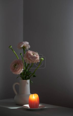 Téléchargez les photos : Fleurs de printemps dans un vase en blanc intérieur moderne - en image libre de droit