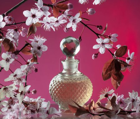 Foto de Botella vintage de perfume con flores de primavera - Imagen libre de derechos